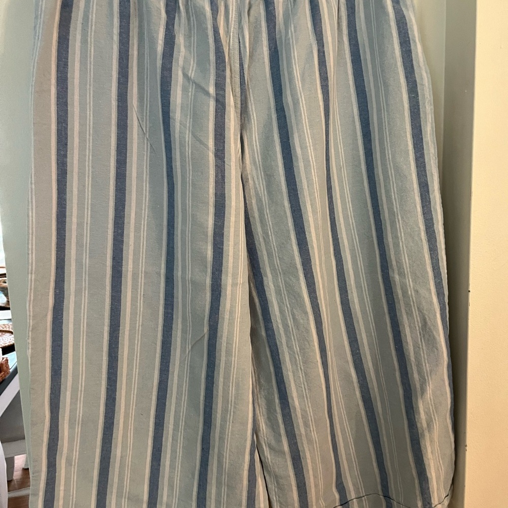 Gloria Vanderbilt Women's Blue and White Striped Capris